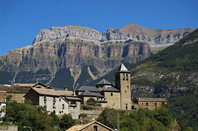 pueblo de torla cercano a boltaña