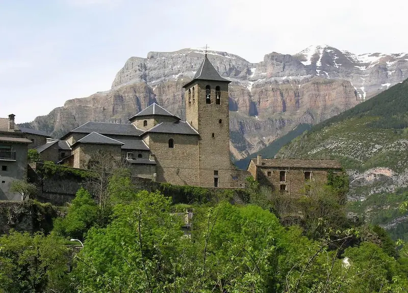 una iglesia de torla turismo rural en Ordesa y Monte Perdido