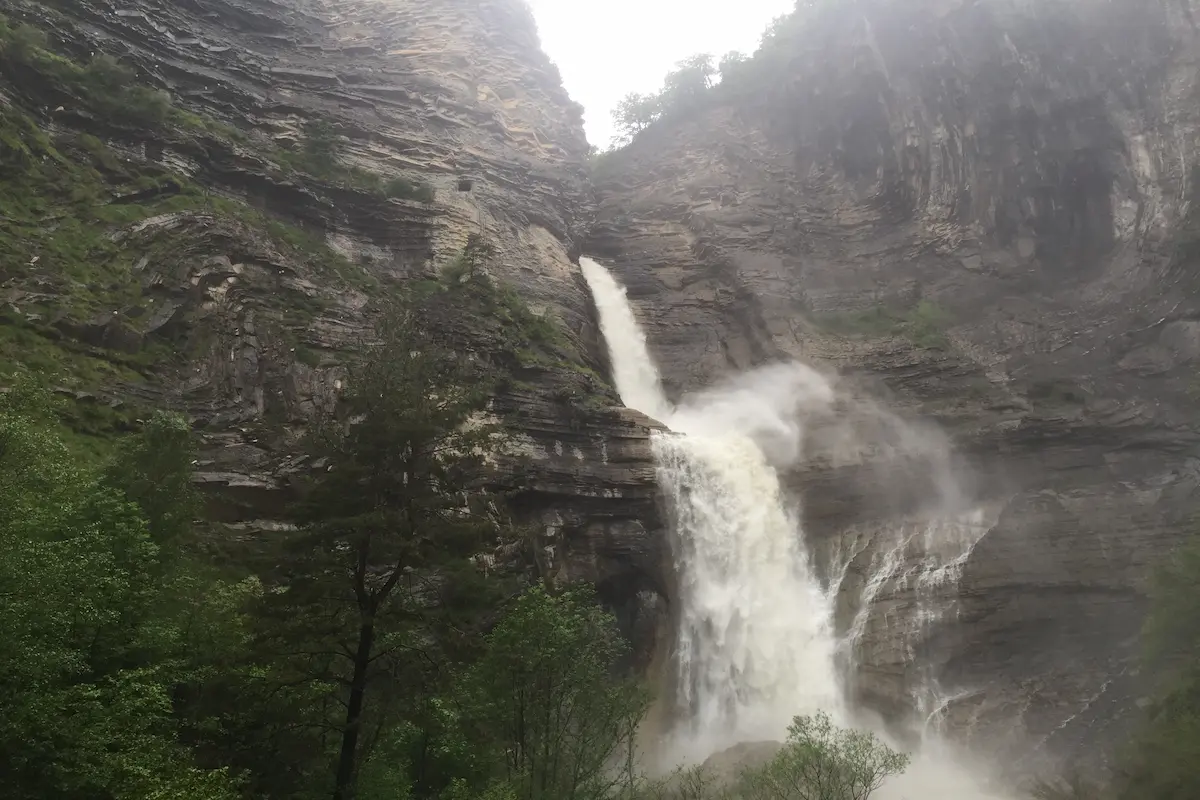 la cascada del sorrosal vía ferrata en el pirineo aragonés