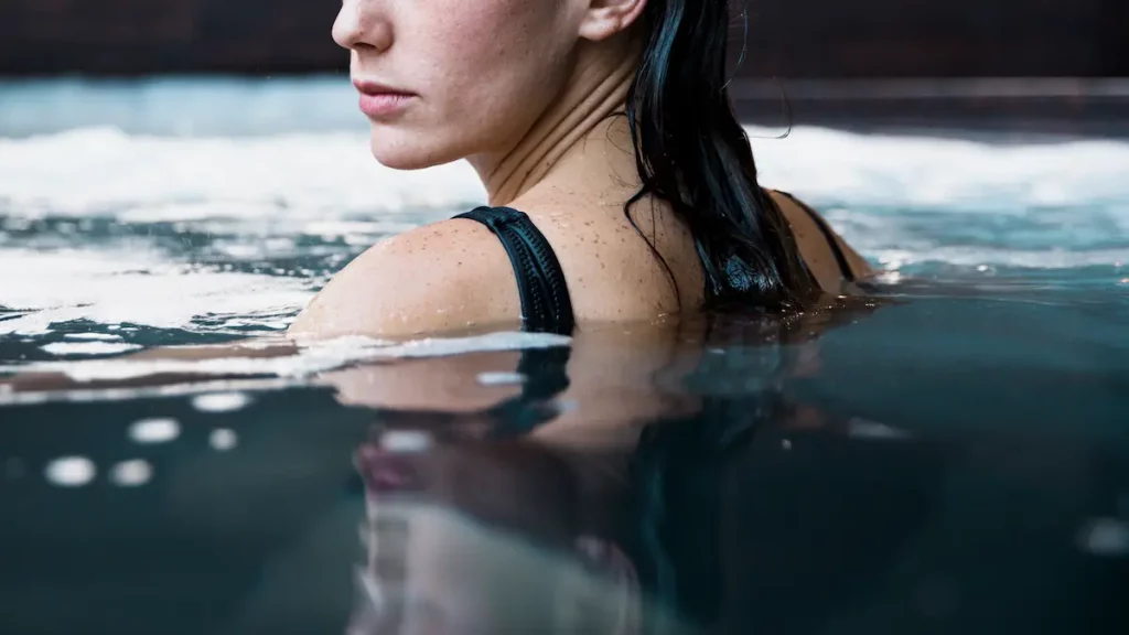 mujer en aguas termales benasque balneario baños de benasque